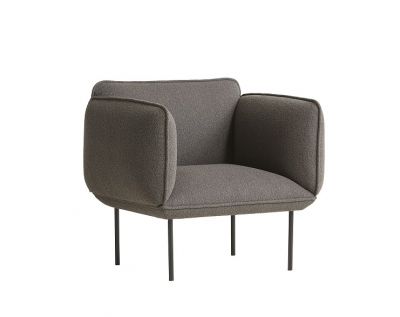 Graues Nakki Sofa von Woud mit Armlehnen und schwarzen Metallbeinen, modernes Design.